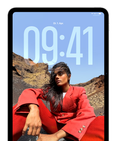 Ein iPad mit Sperrbildschirm, auf dem große Ziffern für die Zeit hinter dem Bild einer sitzenden Person erscheinen