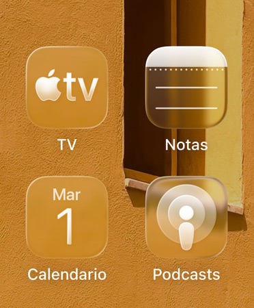 Cuadrícula de cuatro iconos translúcidos de las apps Apple TV, Notas, Calendario y Podcasts, que refractan el fondo