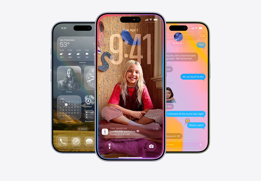 Plusieurs iPhone 17, face avant, finitions : brume, lavande, sauge, fonctionnalités iOS 26 - Écran d’accueil affichant plusieurs apps, écran verrouillé personnalisé avec une fenêtre contextuelle de l’app Calendrier, écran d’iPhone affichant l’app Messages avec le design Liquid Glass