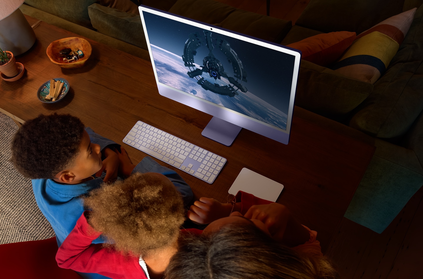 ثلاثة أطفال يشاهدون مسلسل WondLa على iMac