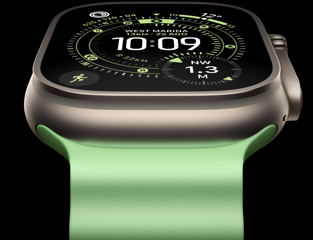 Apple Watch Ultra 3, titánový kryt, prírodná farba, kompas na ciferníku Orientácia, oceánsky remienok, neónovo zelená farba