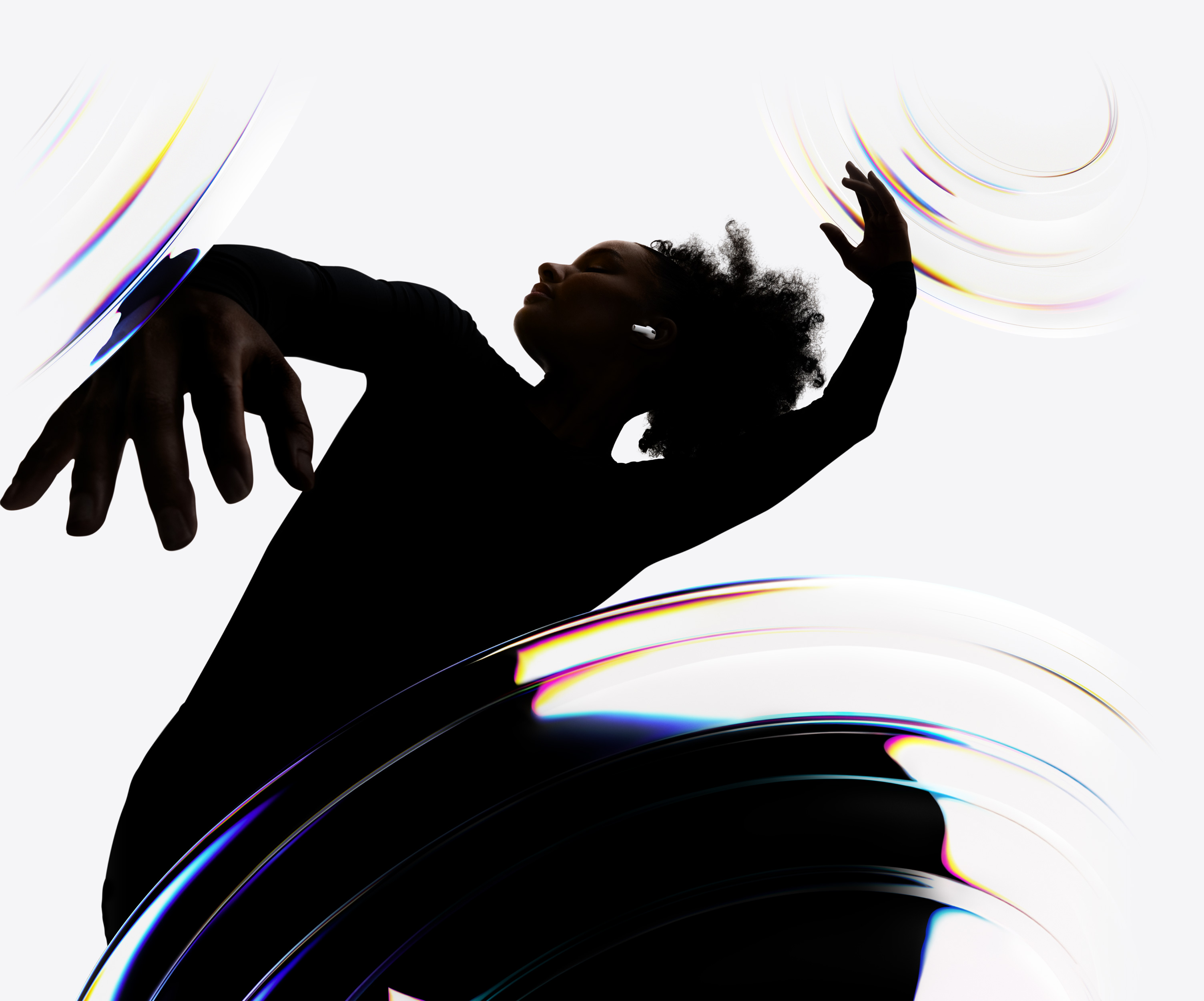 AirPods Pro 3 placeret i øret på en danser, der nyder en håndfri lytteoplevelse