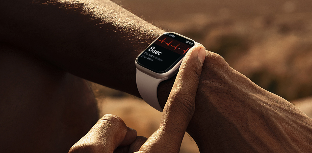 Pessoa fazendo um ECG com o app ECG no Apple Watch.