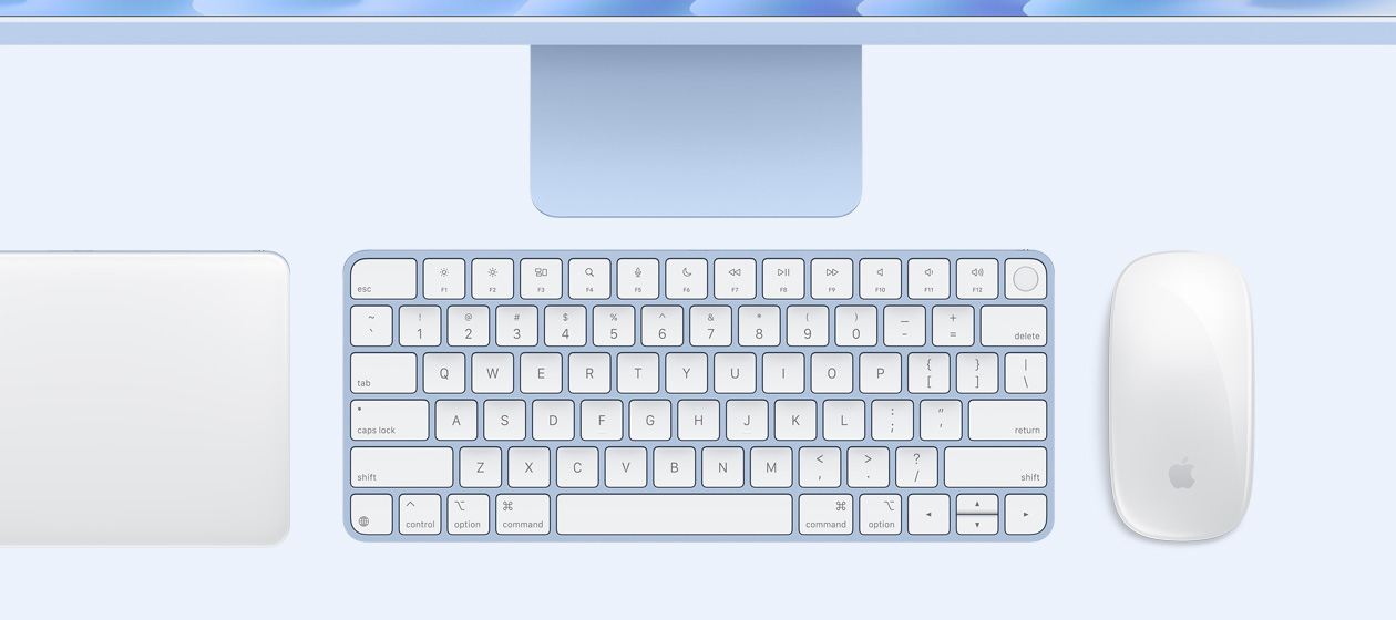 Vue en plongée d’un iMac avec Magic Trackpad, Magic Keyboard et Magic Mouse