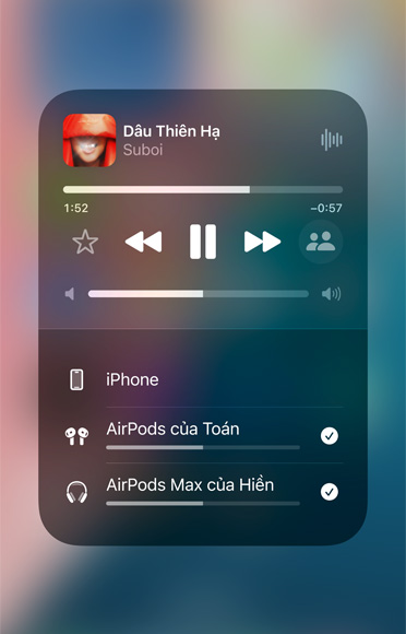 Ảnh chụp màn hình một bài hát trên Apple Music đang phát trên hai bộ AirPods khác nhau.